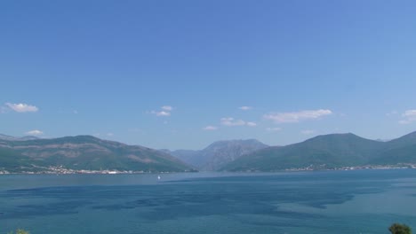 Bahía-De-Boka-Kotorska,-Montaña-Y-Cielo-Azul-Con-Algunas-Nubes