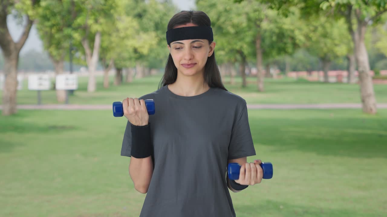 chica india seria levantando pesas