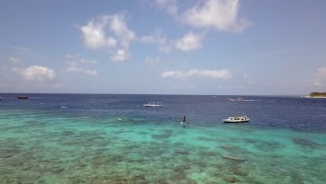 Surfer,-Der-Auf-Seinem-Surfbrett-Steht