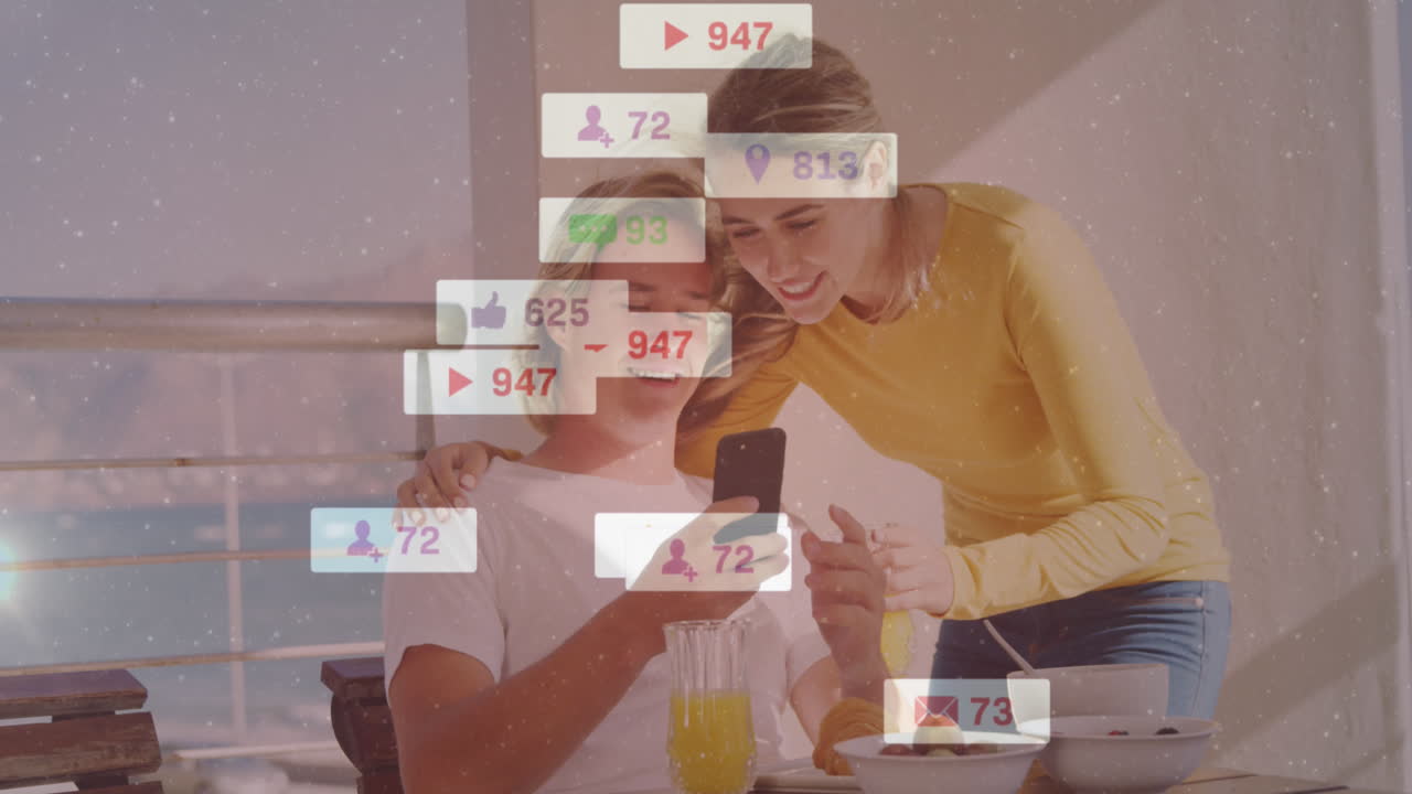 스마트 폰을 사용하는 미소 짓는 부부 위의 배너에 있는 소셜 미디어 아이콘의 애니메이션