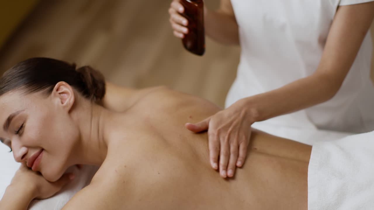 스파 에서 편안 한 등 마사지 를 받는 여자