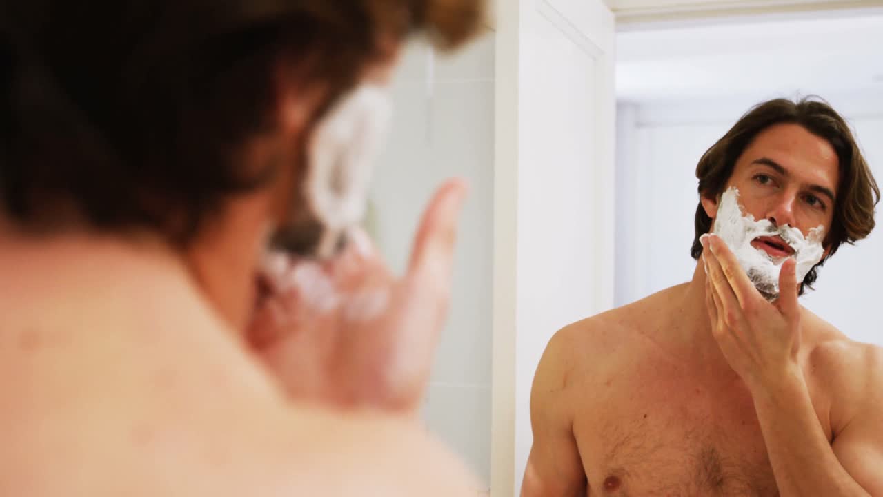 얼굴 에 면도 폼 을 사용 하는 사람