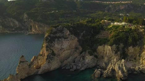 El-Vuelo-Aéreo-Revela-La-Escarpada-Costa-De-Corfú-Y-El-Paisaje-Paleokastritsa.