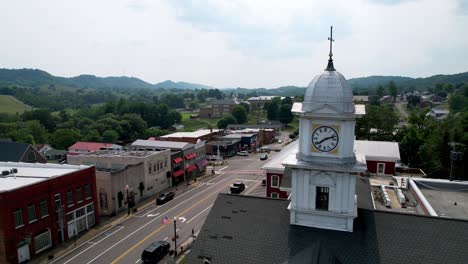 Aerial-Push-past-Russell-County-Courthouse-in-Lebanon-Virginia