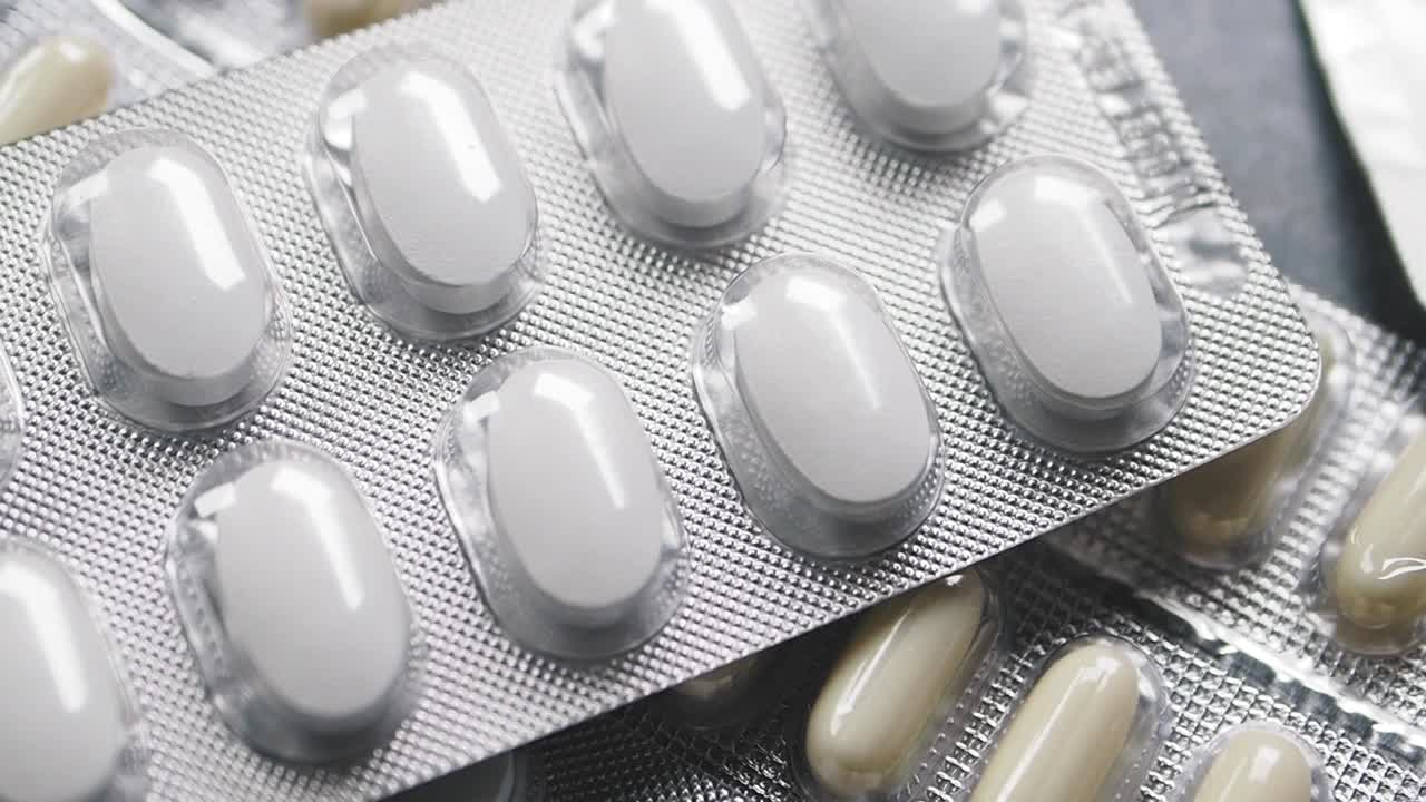primer plano de varios envases de pastillas y cápsulas