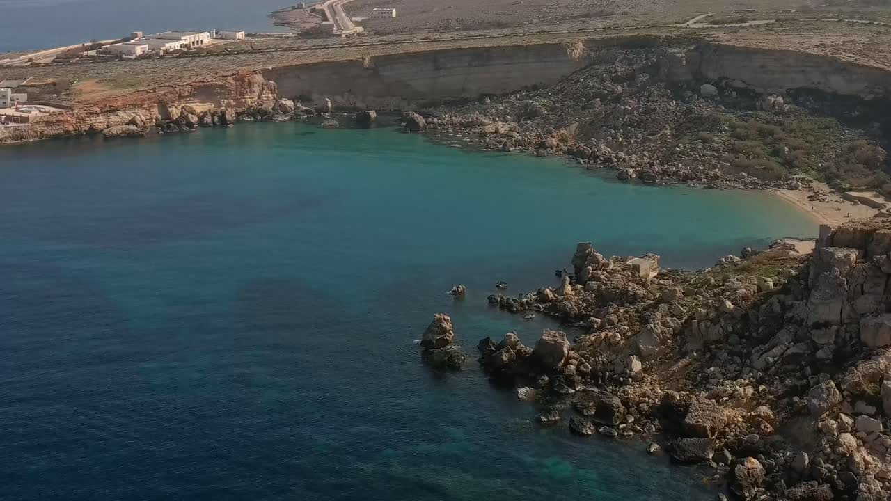 Ripresa drone che si allontana dal traghetto Gozo di Cirkewwa, Malta