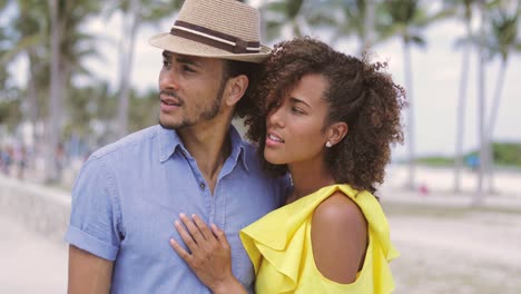 pareja de pie en el parque