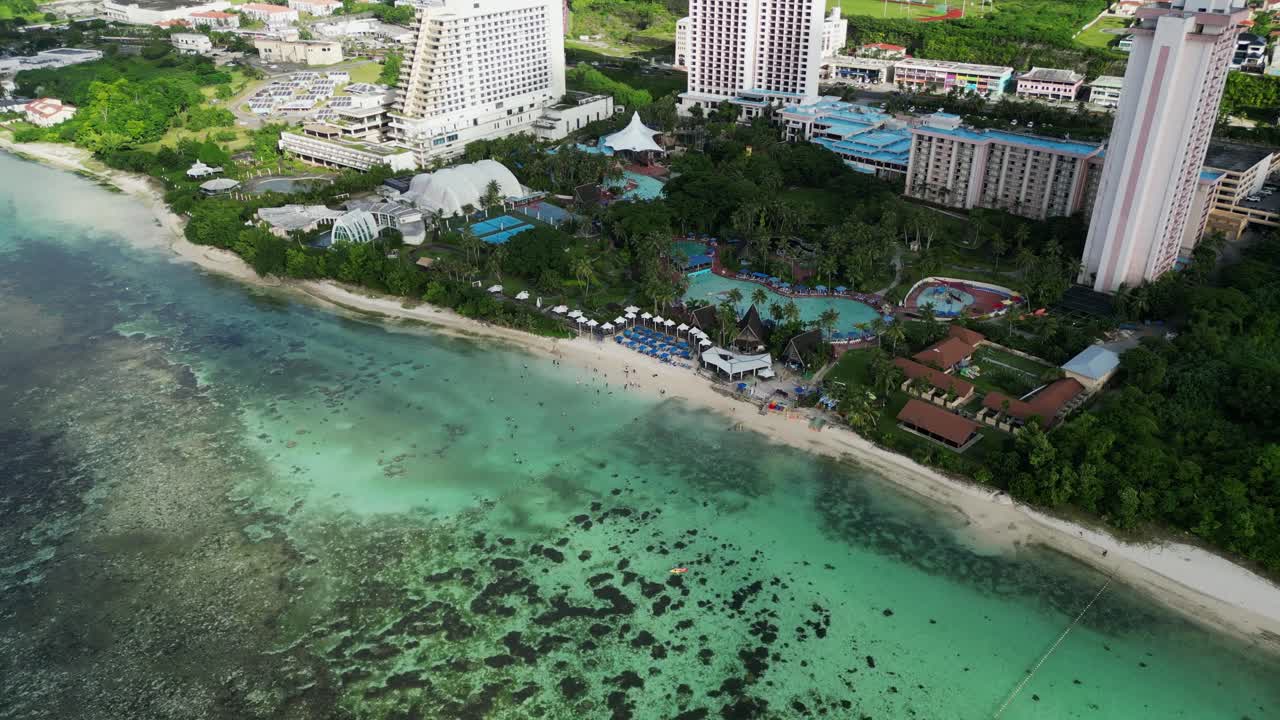 열대 해변 휴양지 의 공중 사진