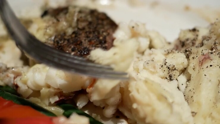 Pohyb hlavního chodu humra a hovězího masa uvnitř restaurace The Keg Steakhouse and Bar ve 4K rozlišení.