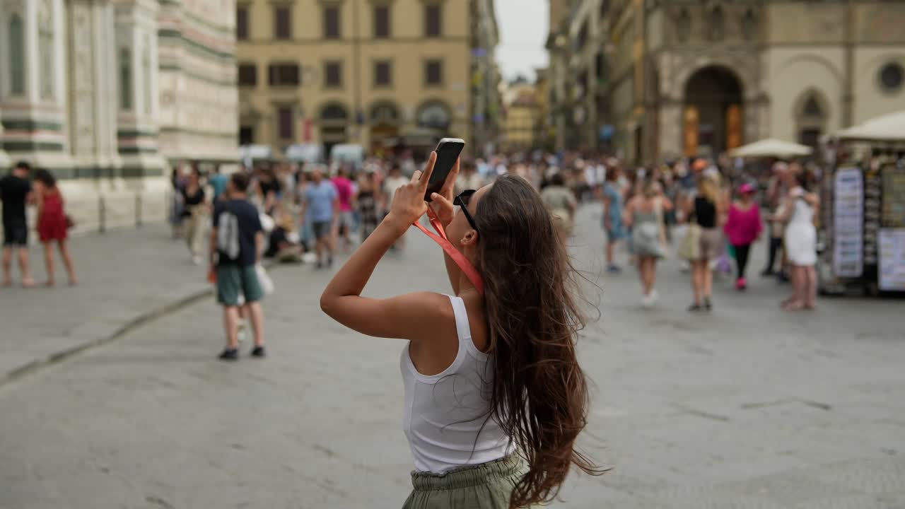 Turista che scatta una foto a Firenze, Italia