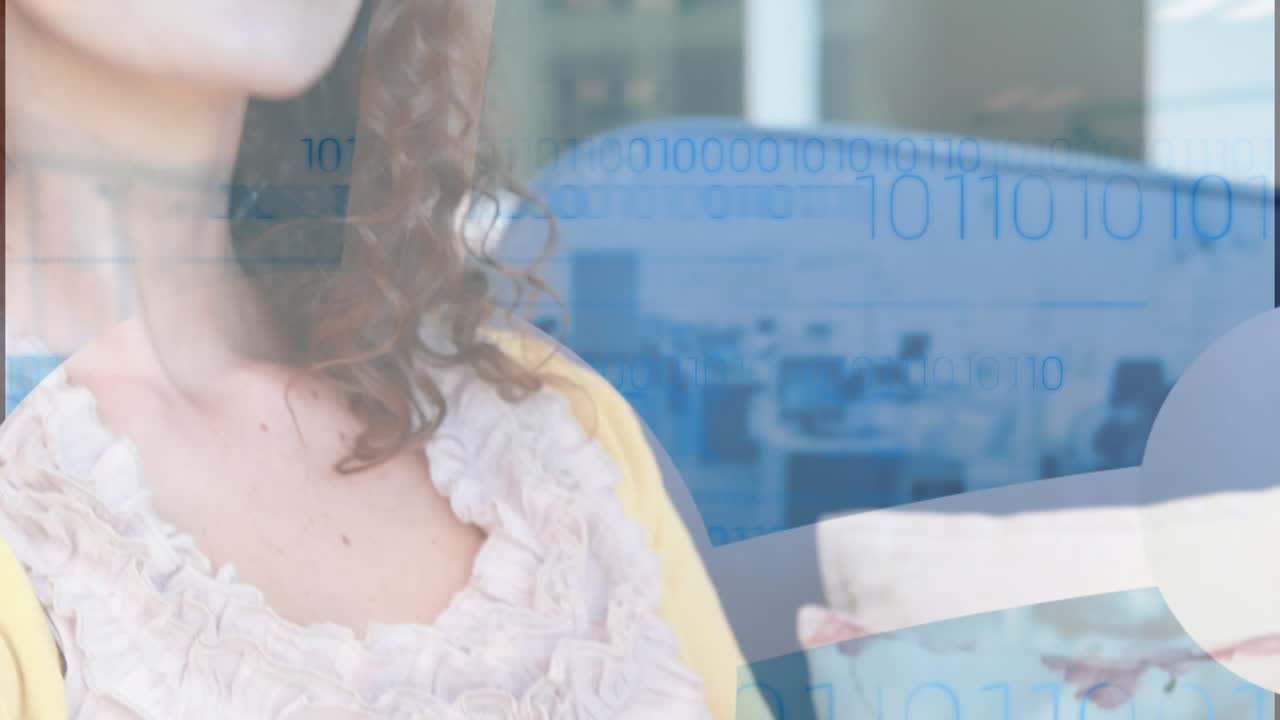 노트북을 사용한 백인 여성의 애니메이션과 바이너리 코딩을 통한 데이터 처리.