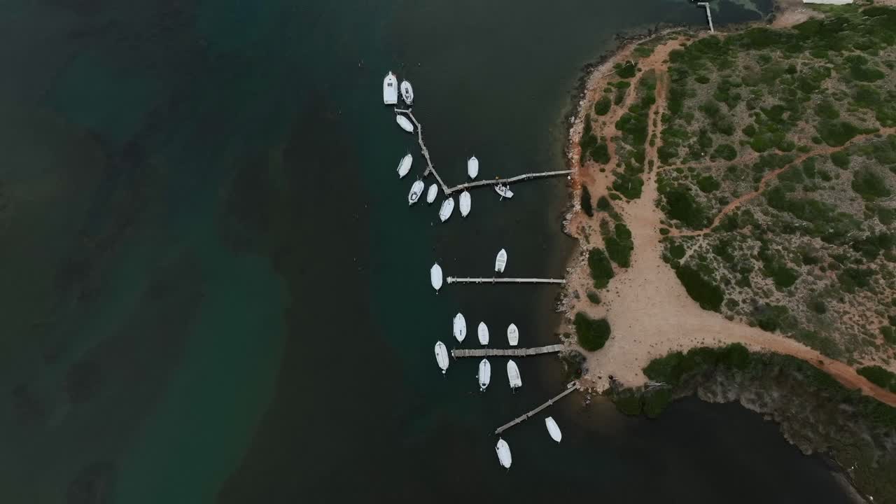 스페인 의 작은 섬 마을 에 있는 옛  ⁇ 시 항구 의 위 에서 내려오는 공중 전망