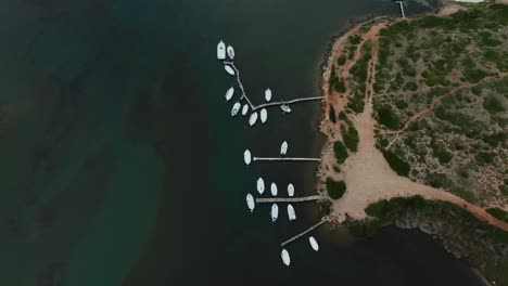 vista aérea de arriba hacia abajo del antiguo muelle de pesca en una pequeña ciudad insular española