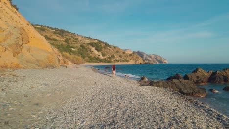 Drohne,-Die-Sich-An-Einem-Felsigen-Strand-Vorwärts-Und-Seitwärts-Bewegt