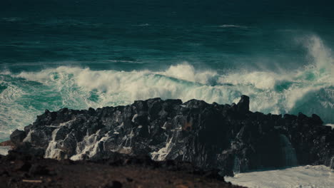 poderosas olas chocando contra la costa rocosa
