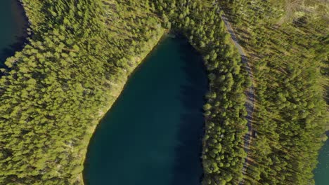 Vista-Aérea-Del-Lago-Y-El-Bosque-En-Finlandia.-Hermosa-Naturaleza-De-Finlandia.