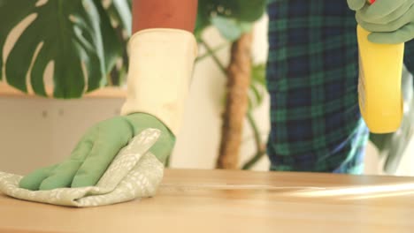 limpiando una mesa de madera