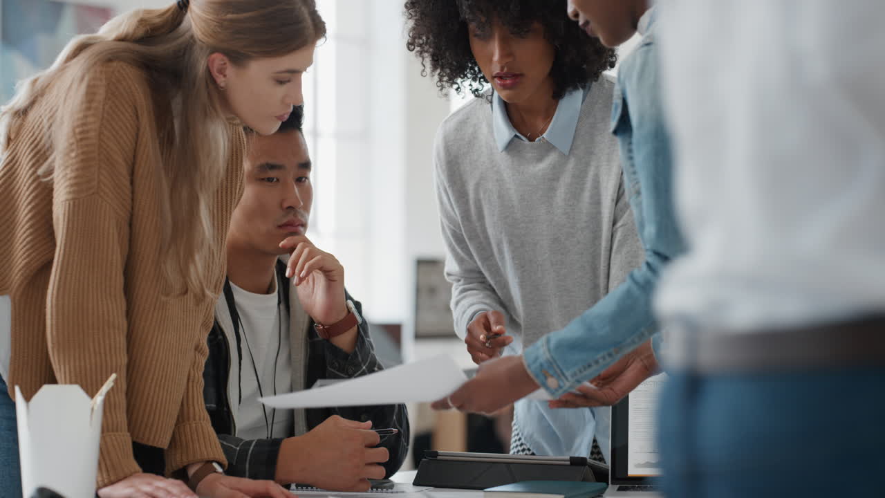 creatief team van zakenmensen die elkaar ontmoeten, brainstormen, ideeën delen voor startprojecten, plannen ontwikkelen op kantoor