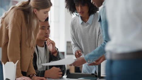 Kreativteam-Aus-Geschäftsleuten-Trifft-Sich-Zum-Brainstorming-Und-Tauscht-Ideen-Für-Die-Entwicklung-Der-Startup-Projektplanung-Im-Büro-Aus