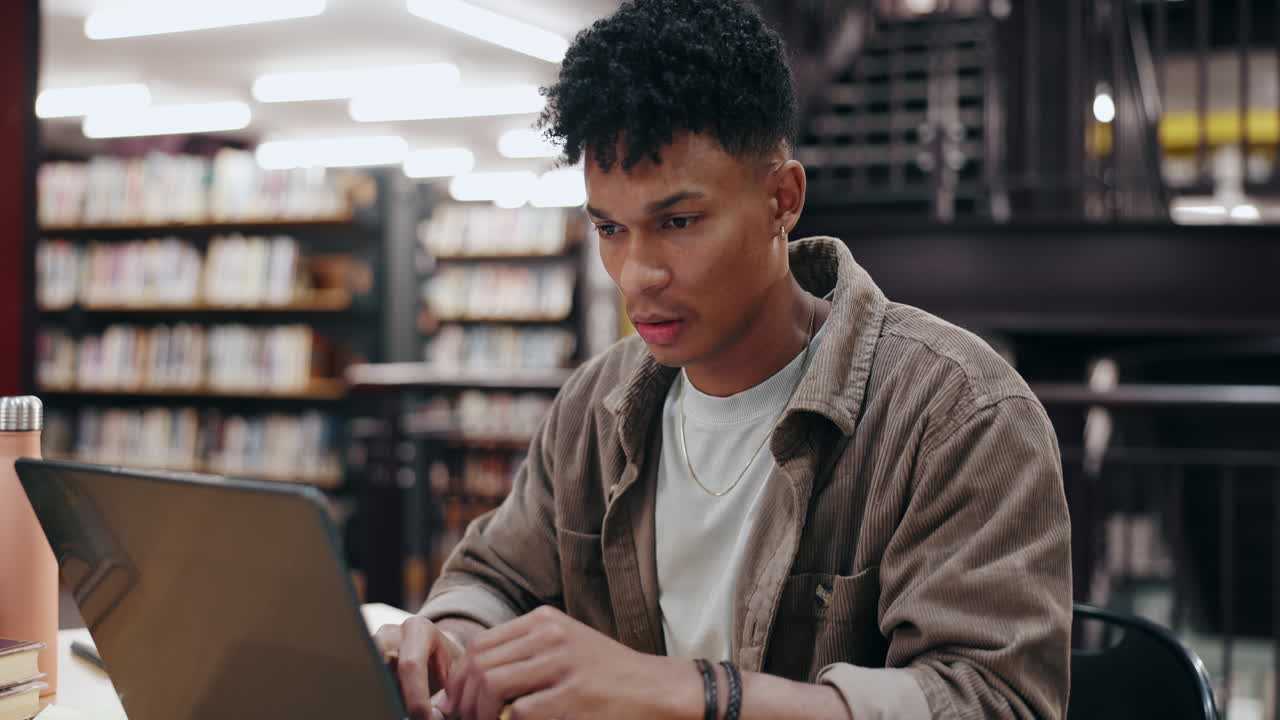 estudiante concentrado en una biblioteca