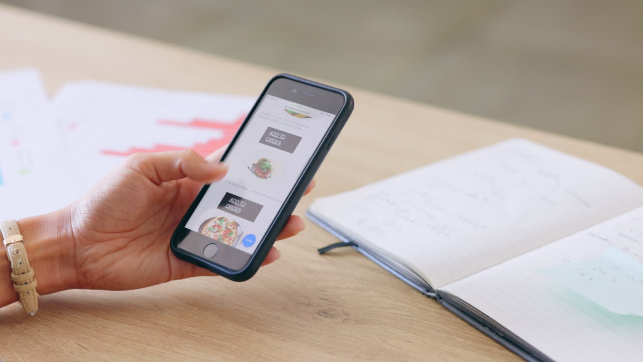 sitio web de comida, pedido y manos con teléfono para la comida