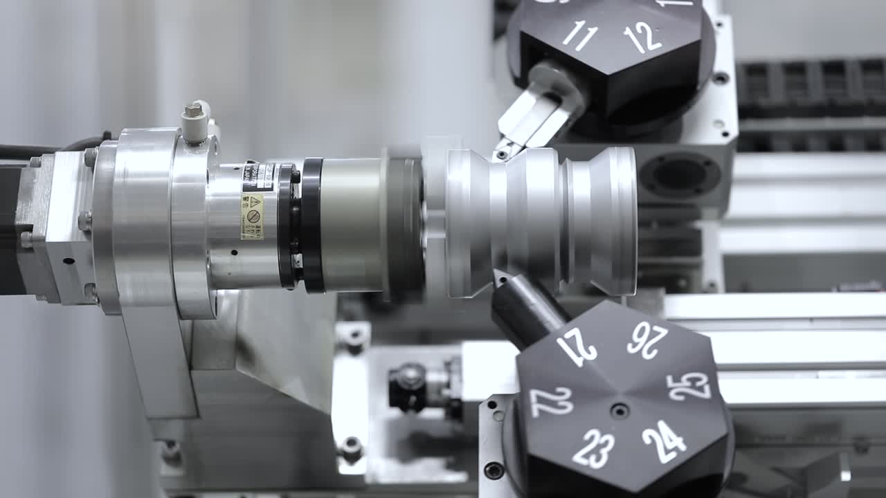 lavorazione dei metalli macchina di fresatura cnc. taglio del metallo tecnologia di lavorazione moderna.