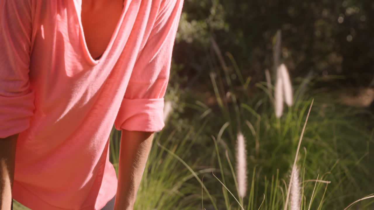 휴식을 취하는 젊은 운동선수