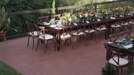 una gran mesa con muchas sillas y un candelabro de cristal por encima de ella