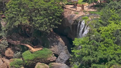 este metraje captura una impresionante cascada en vietnam