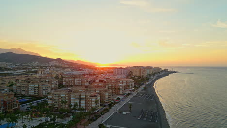 Vista-Aérea-De-Una-Ciudad-Costera-De-Málaga-En-España.