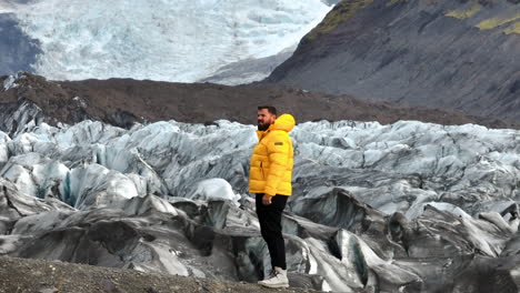 glaciar svinafellsjokull, islandia - un hombre presenciando el glaciar - panorámica aérea