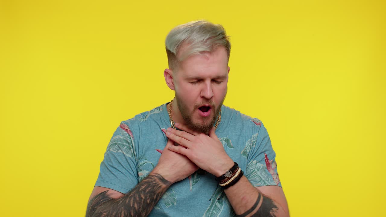 hombre no saludable tos cubriendo la boca con la mano, sentirse enfermo, síntomas de alergia o infección viral