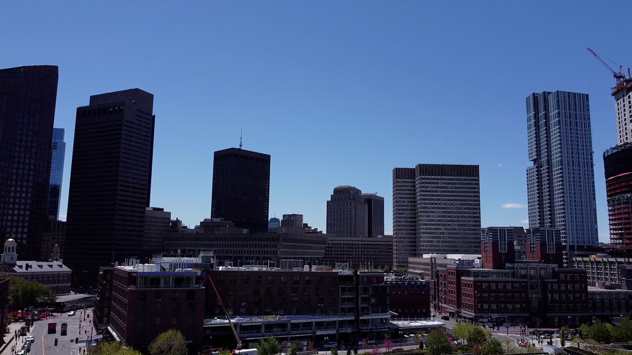 Una ripresa statica che si affaccia sulla Rose Kennedy Greenway dal North End verso il centro di Boston, Massachusetts.