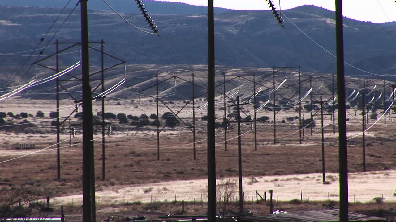 panright a través de las líneas de energía eléctrica atraviesan un paisaje occidental