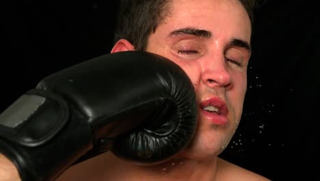 boxeador duro recibiendo un puñetazo en la cara