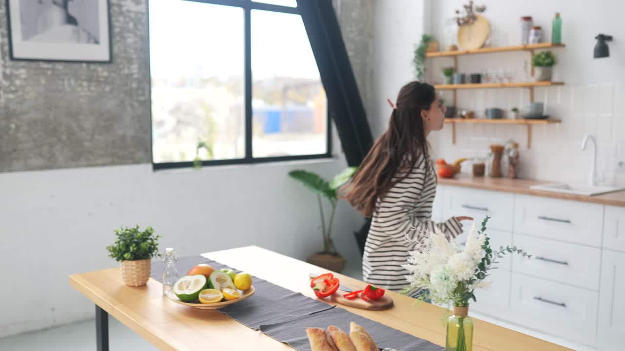 현대적 인 부 에서 요리 하는 여자