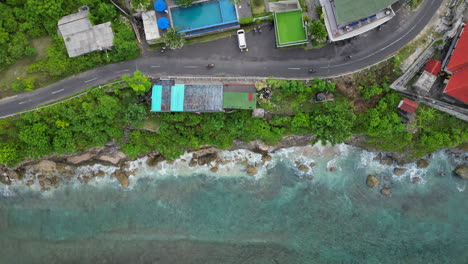 Verdrehte-Drohne-Steigt-über-Der-Küstenstraße-Von-Nusa-Penida-In-Indonesien-Auf