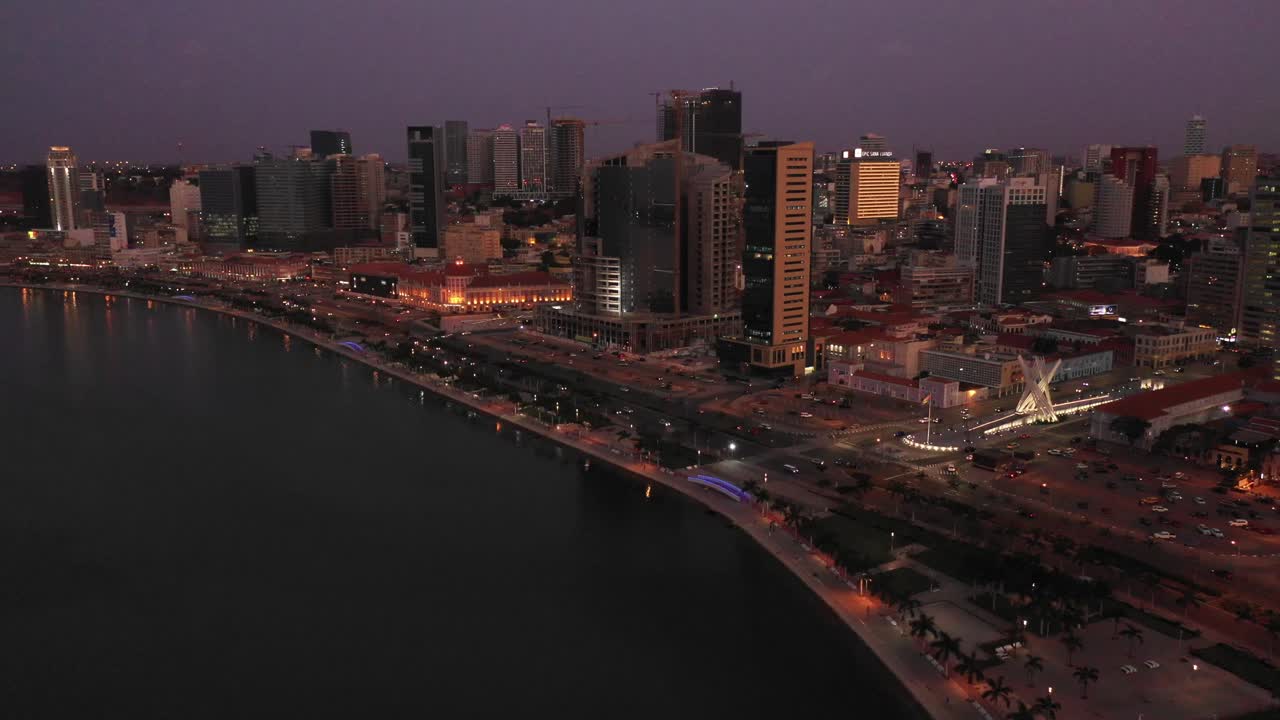 baia de luanda en el crepúsculo, vuelo de drones sobre el marginal