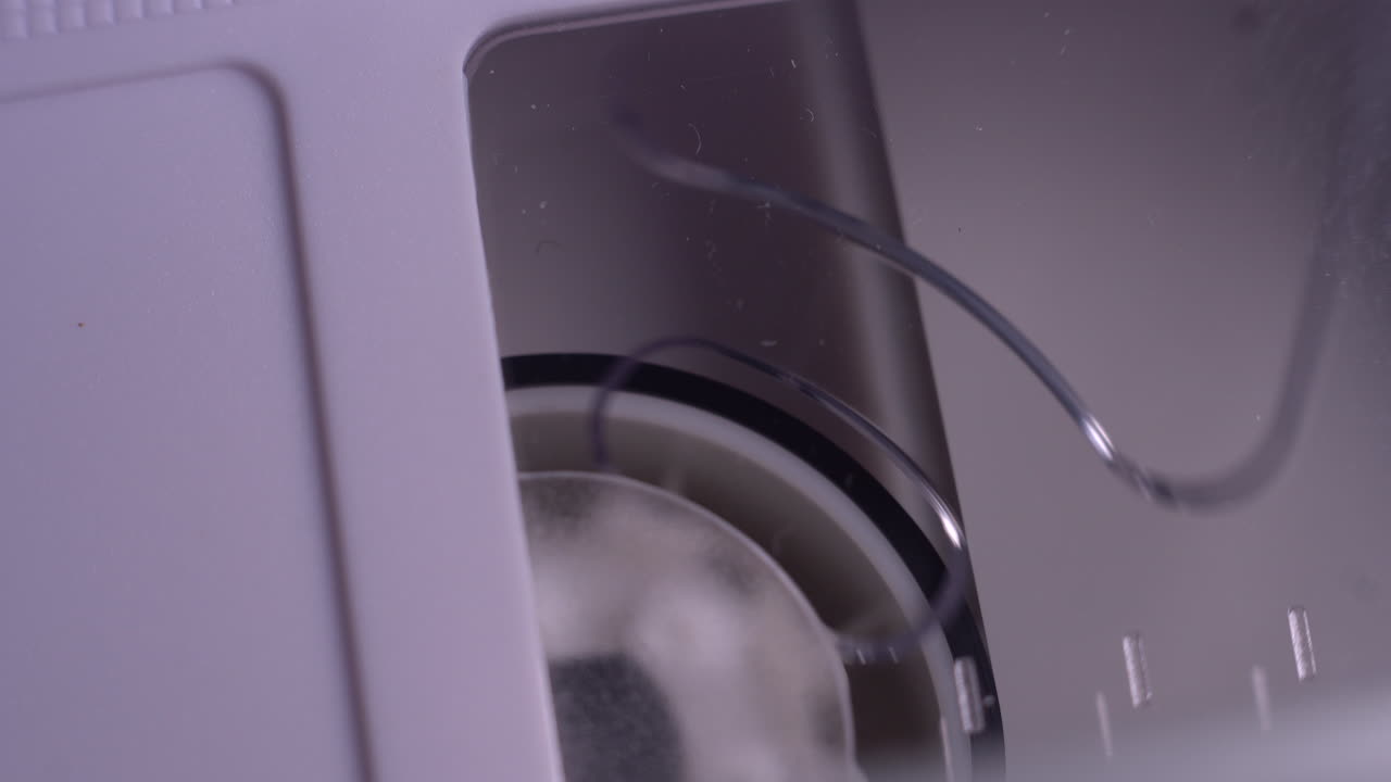 macro de primer plano, carrete de cinta de cassette de video vhs durante la grabación o la reproducción