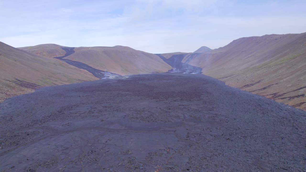 valle de natthagi cubierto de lava fundida negra debido a la erupción del volcán fagradalsfjall en islandia