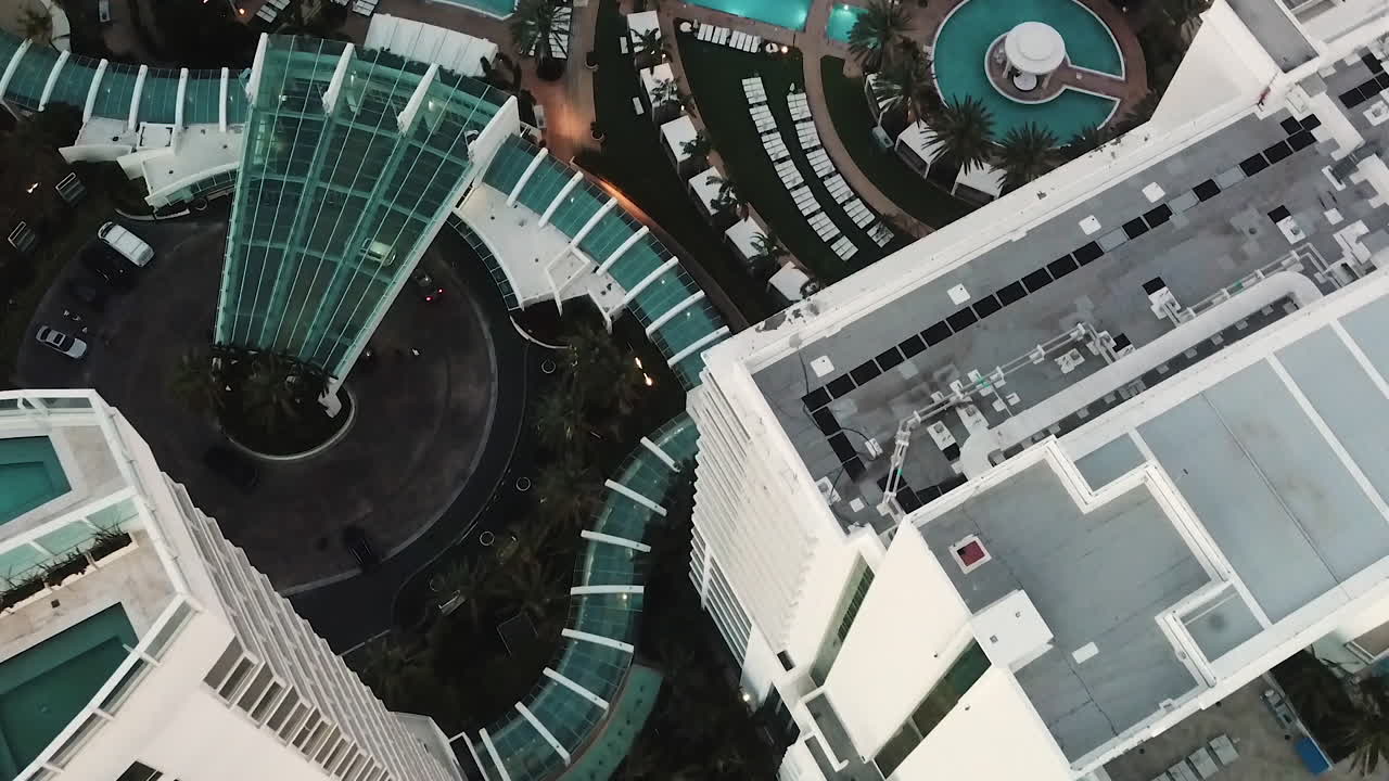 Vista aérea de cima para baixo dos edifícios de condomínios, hotéis e piscinas de Miami Beach, Flórida, EUA