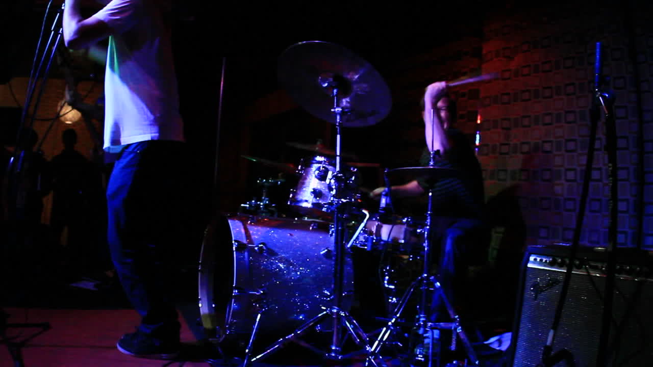 una band che si esibisce in un piccolo locale 2