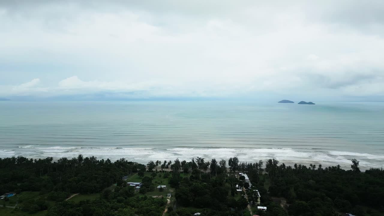 세마탄 해변의 아름다운 드론 뷰, 두 개의 작은 섬과 파란 바다, 사라와크, 보르네오.