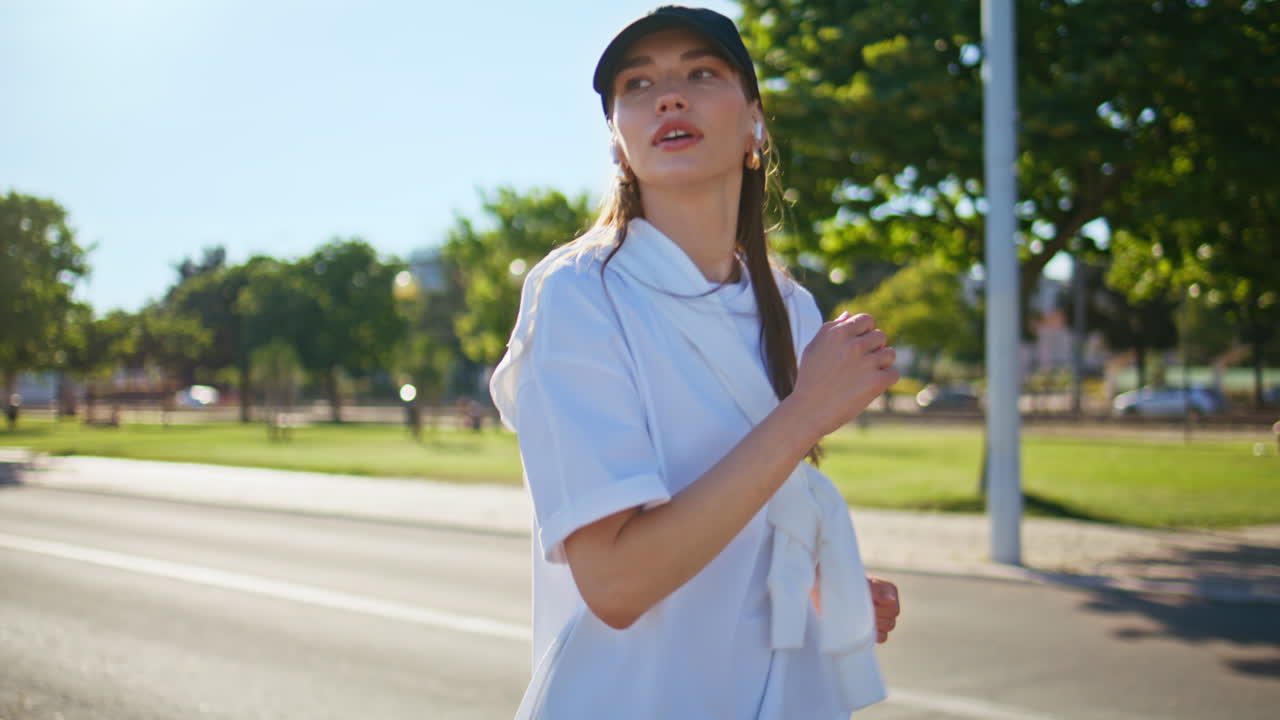 야외에서 조 ⁇ 을 하는 여자