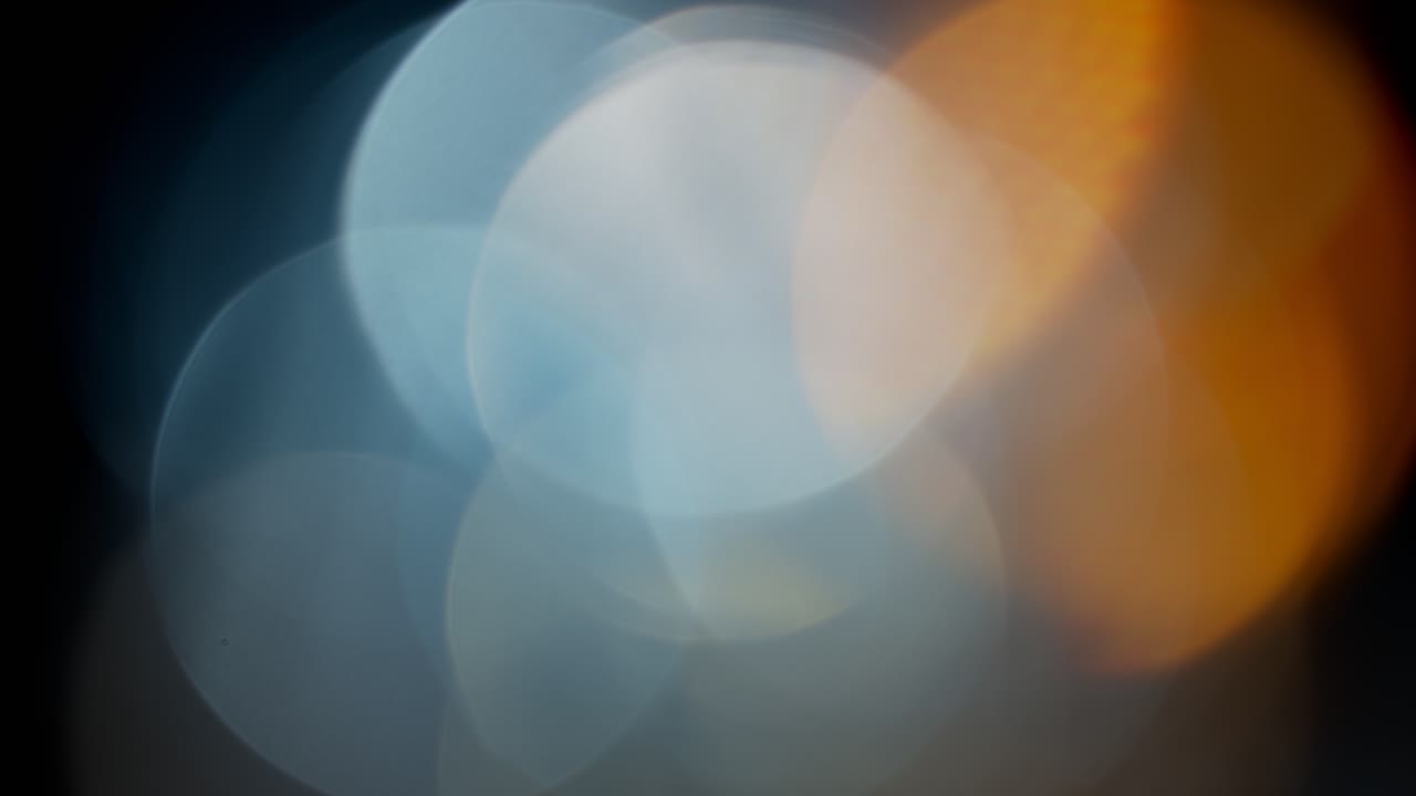 다양한 색상의 빛이 검정색 배경에 4k 푸티지 누출, 비디오 스타일 지정, 전환, 보케 효과