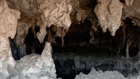 hermoso interior de cueva, formación rocosa de estalactitas en cueva de montaña china