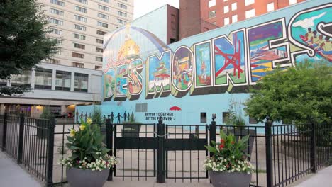 Gran-Des-Moines,-Iowa-Mural-En-El-Centro-De-Des-Moines-Con-Vídeo-De-Cardán-De-Plano-Medio-Panorámico-De-Izquierda-A-Derecha