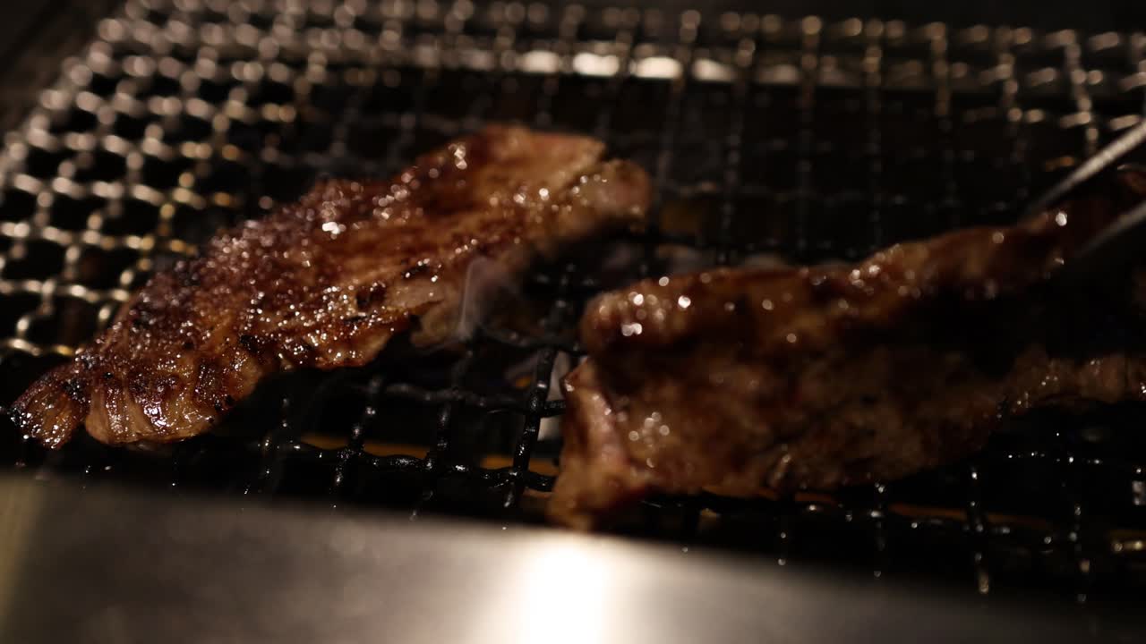 스테이크 가 그릴, 뒤집어, 그리고 sizzled