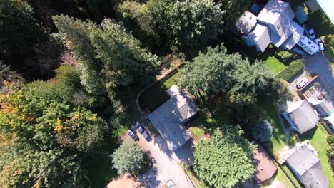 Aerial-view-of-a-charming-house-and-its-well-manicured-garden-in-Seattle,-Washington