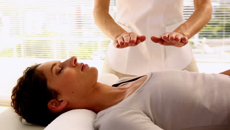 una mujer en terapia de reiki.